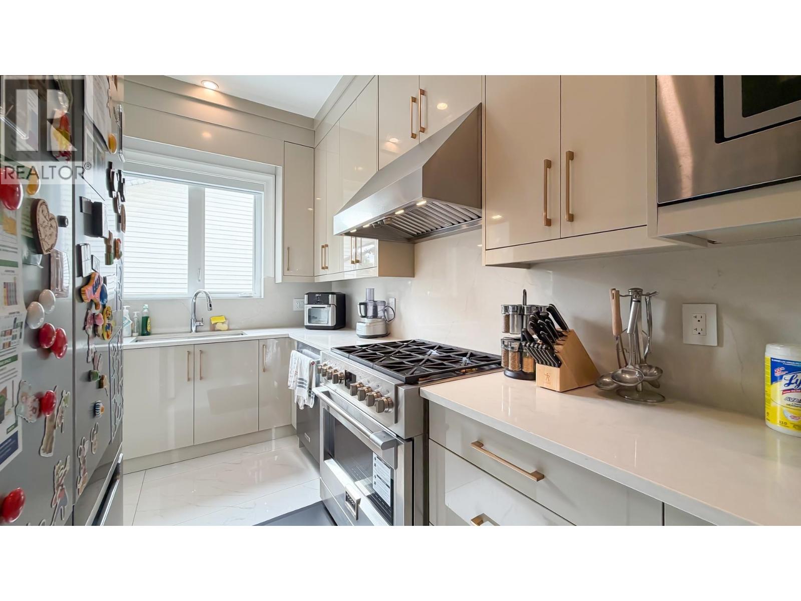 5302 Springdale Court, Burnaby, British Columbia  V5B 2B4 - Photo 8 - R3058627