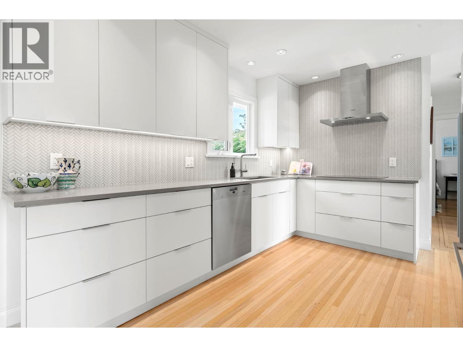 728 E 6th Street, North Vancouver, British Columbia  V7L 1R6 - Photo 12 - R3058638