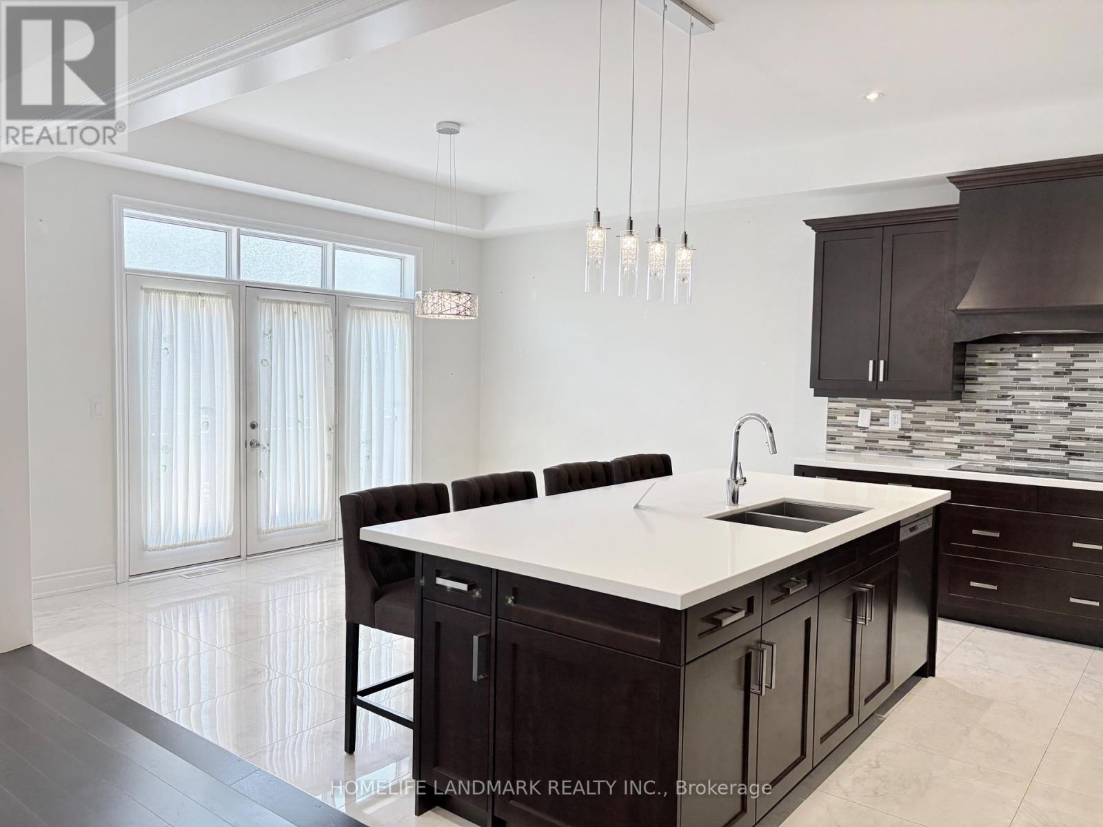 96 Threshing Mill Boulevard, Oakville, Ontario  L6H 7C5 - Photo 6 - W12463153