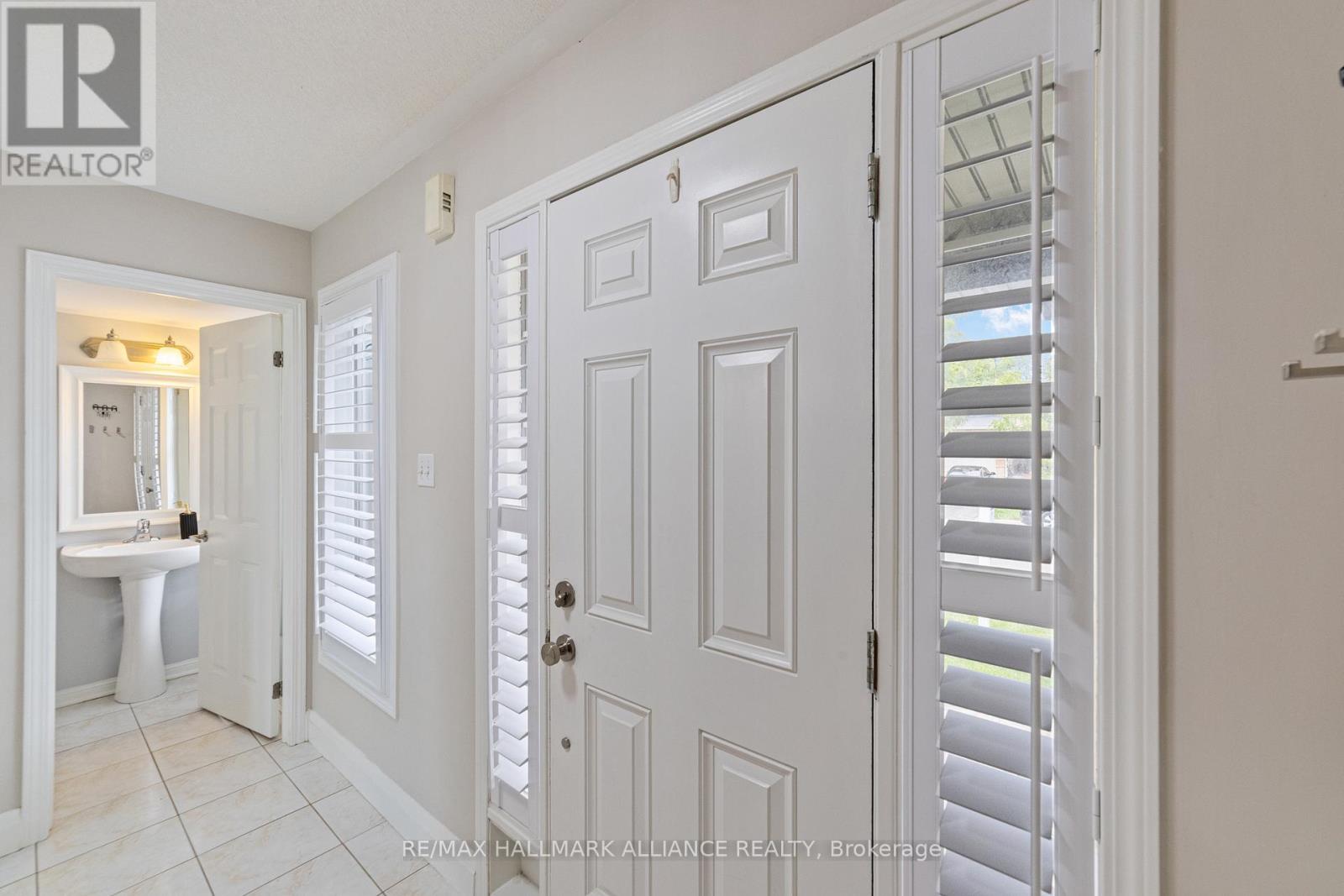 402 Schreyer Crescent, Milton, Ontario  L9T 7T2 - Photo 4 - W12463209