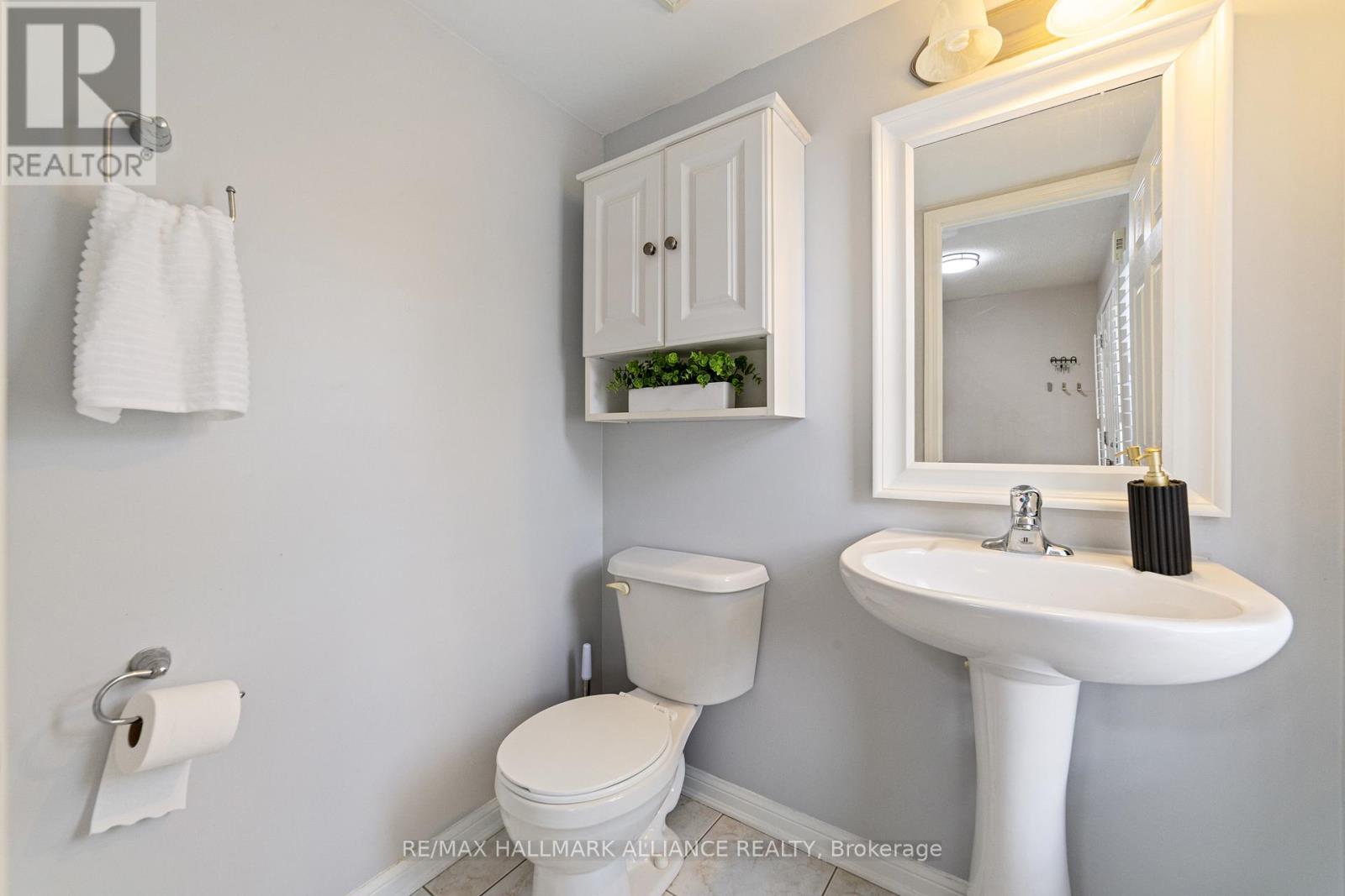 402 Schreyer Crescent, Milton, Ontario  L9T 7T2 - Photo 5 - W12463209