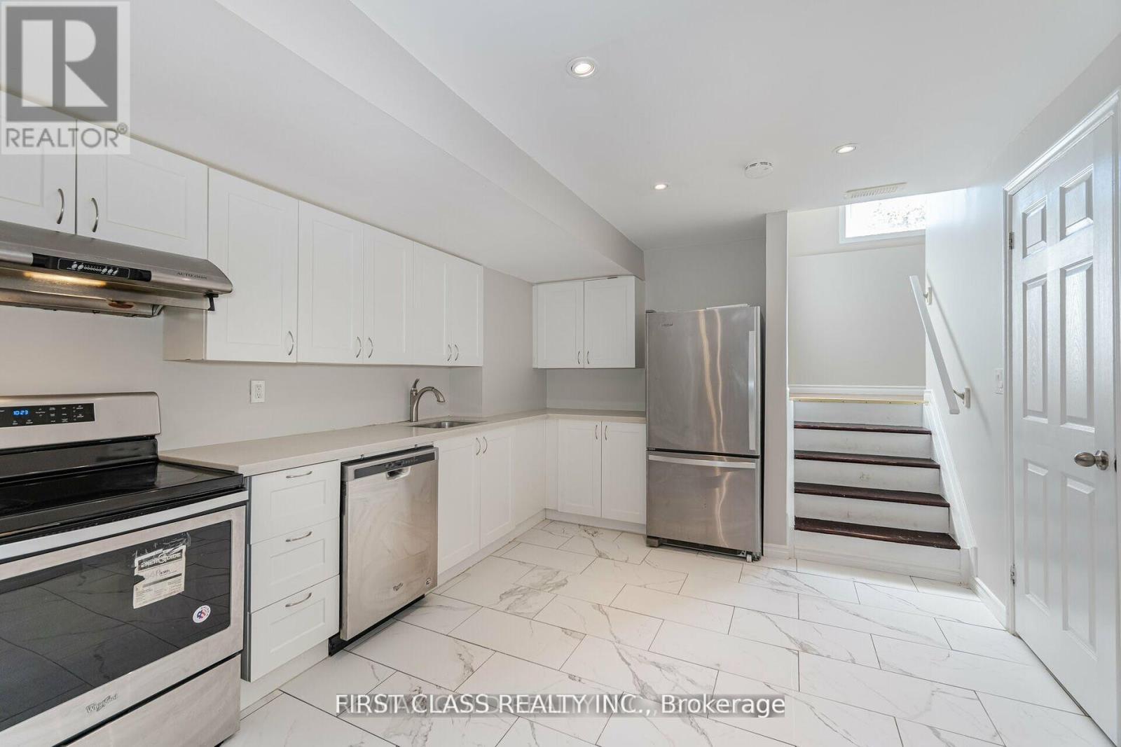 174 Gardenbrooke Trail, Brampton, Ontario  L6P 3C8 - Photo 2 - W12463222