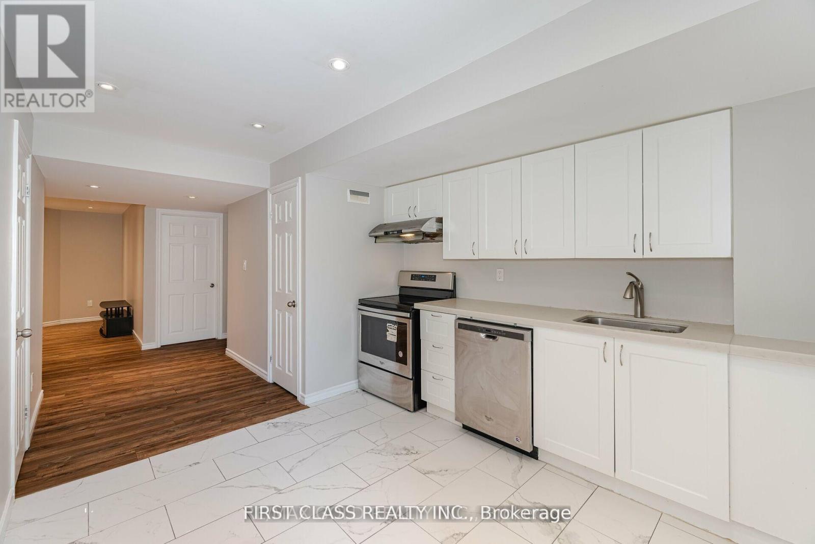 174 Gardenbrooke Trail, Brampton, Ontario  L6P 3C8 - Photo 4 - W12463222