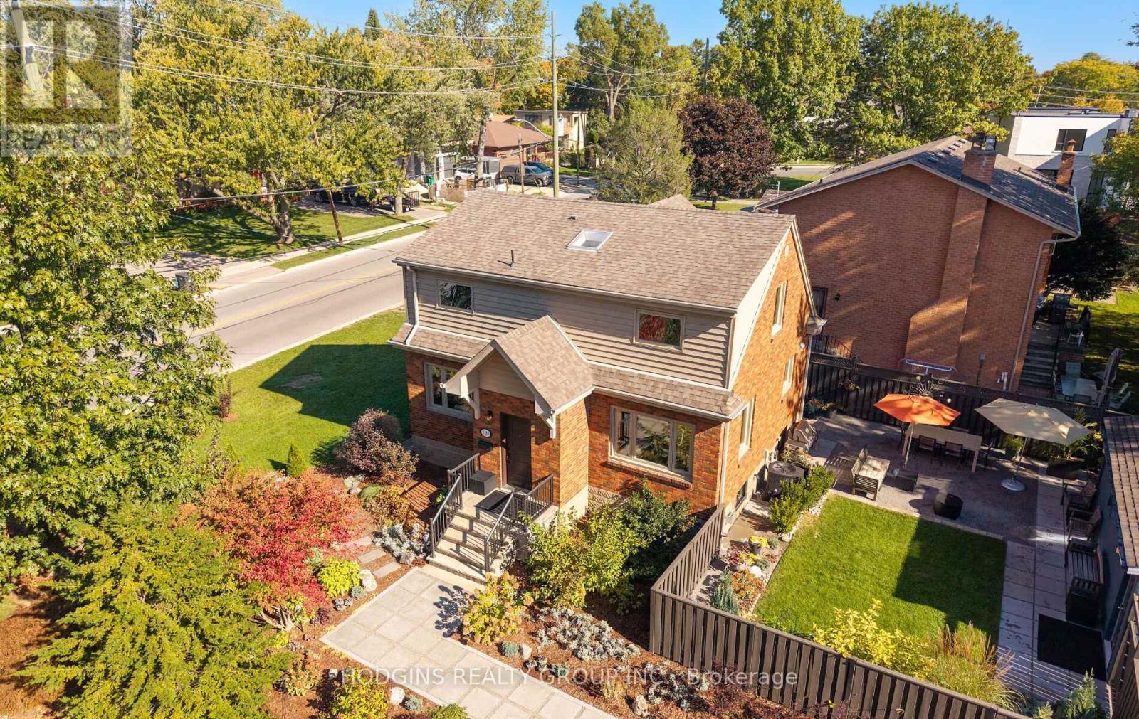 1319 Lakebreeze Drive, Mississauga, Ontario  L5G 3W7 - Photo 2 - W12463237