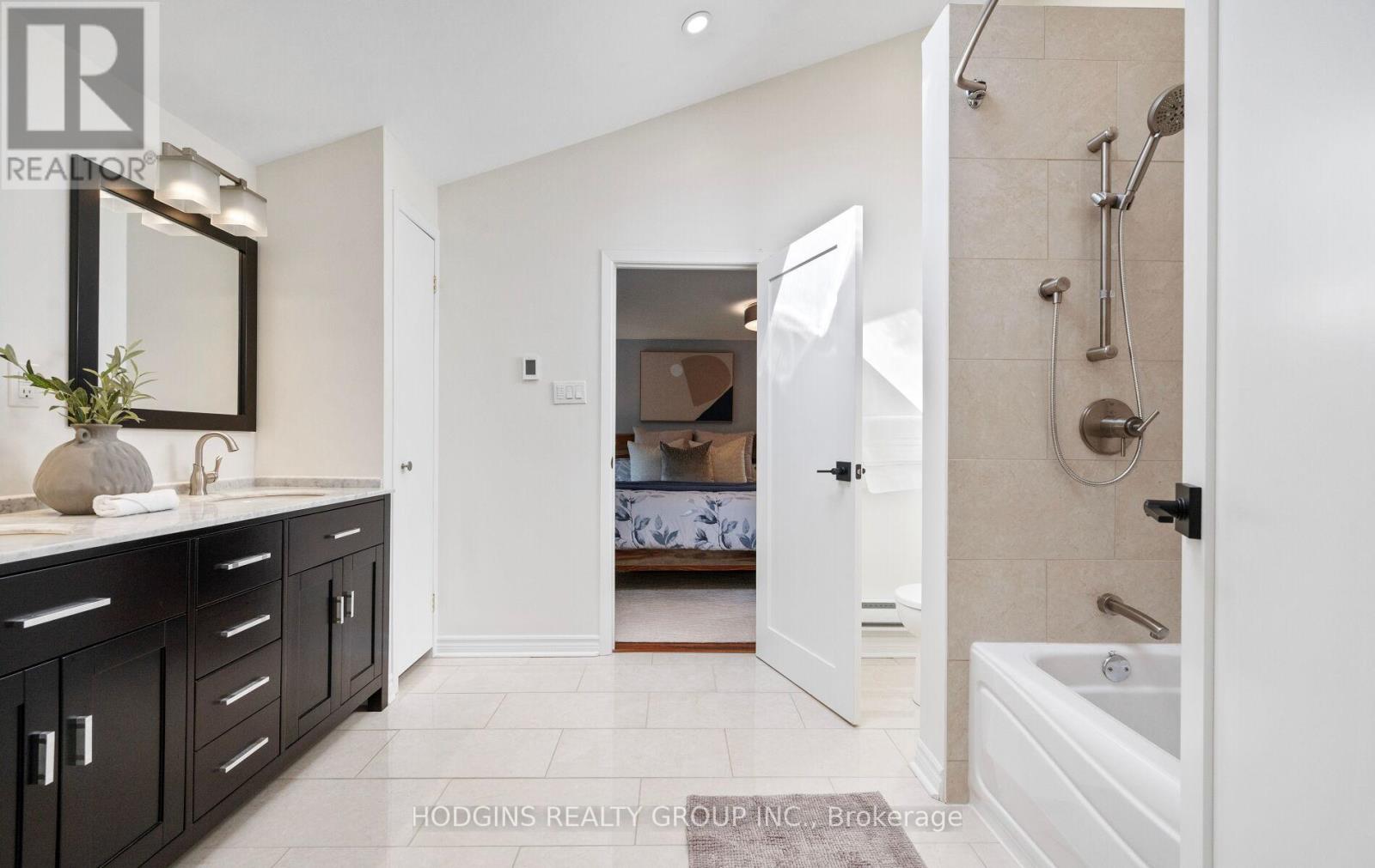 1319 Lakebreeze Drive, Mississauga, Ontario  L5G 3W7 - Photo 25 - W12463237