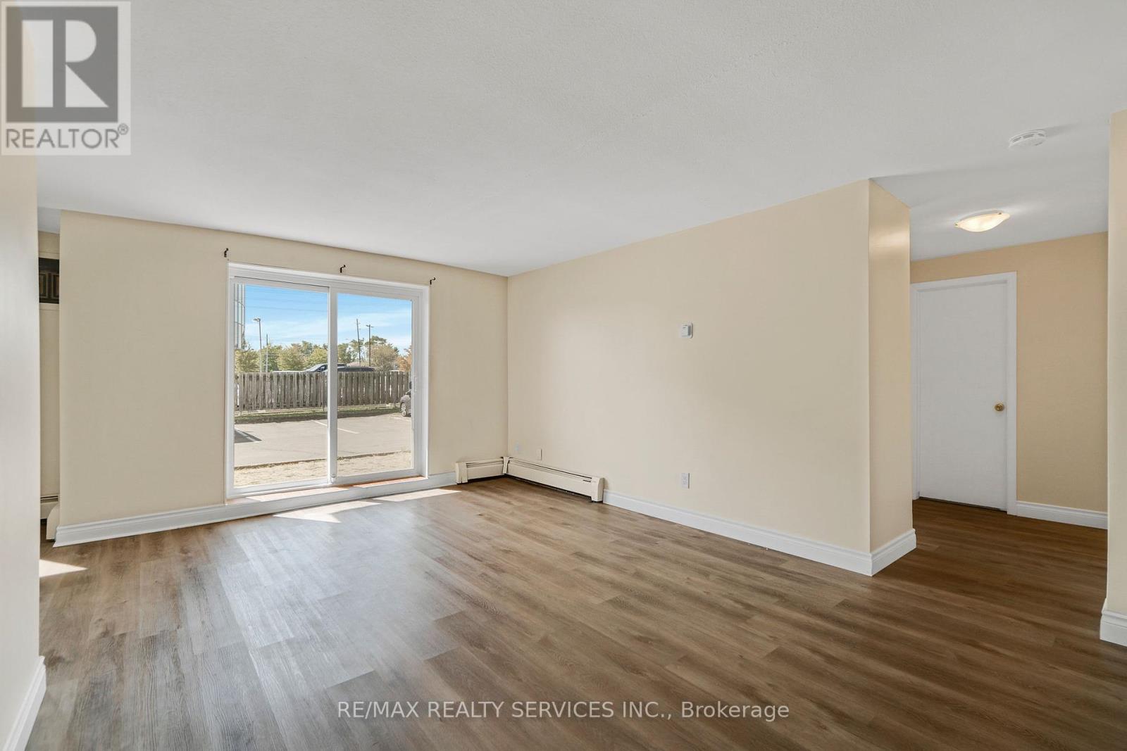 103 - 4218 Portage Road, Niagara Falls, Ontario  L2E 6A4 - Photo 6 - X12463162
