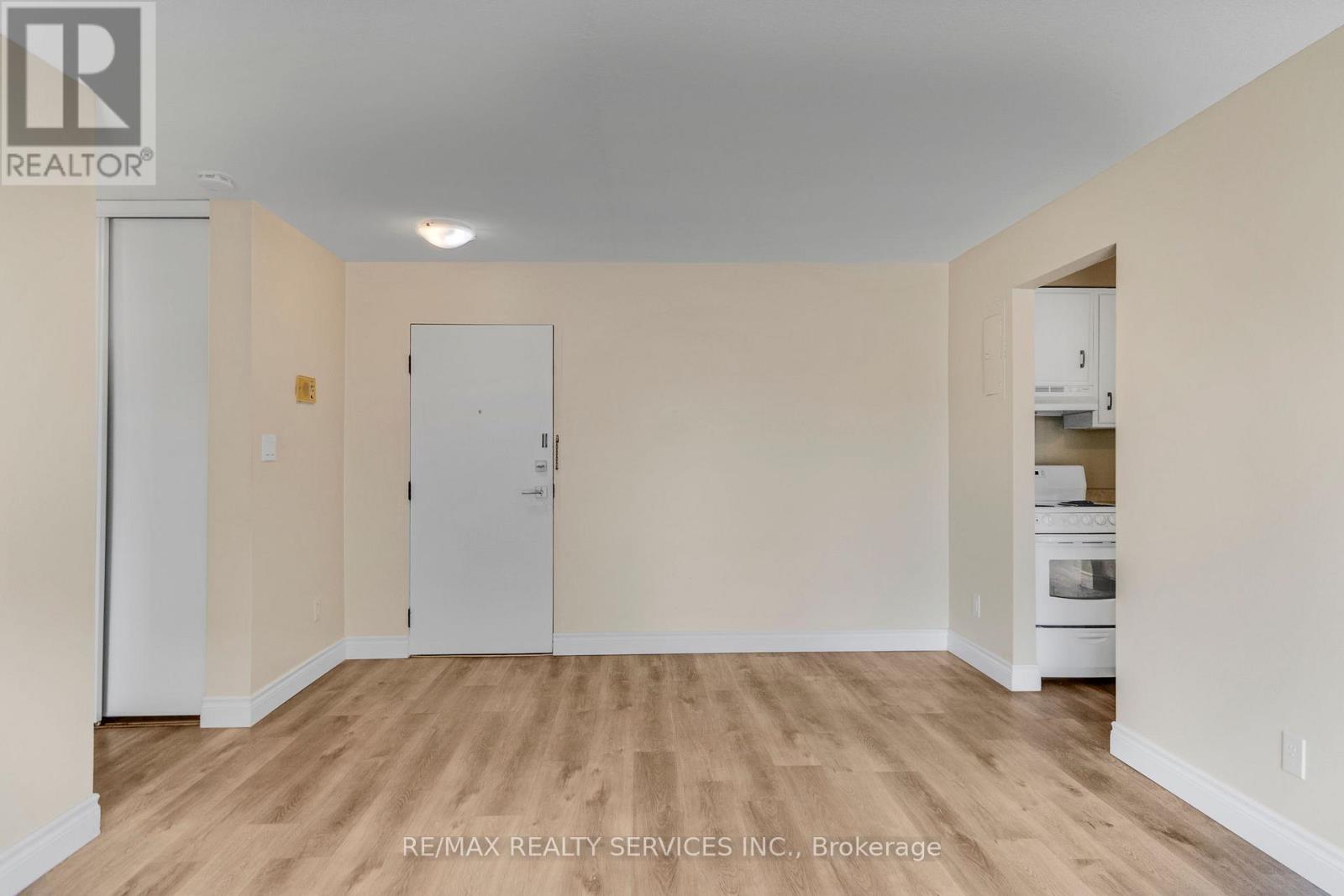 103 - 4218 Portage Road, Niagara Falls, Ontario  L2E 6A4 - Photo 8 - X12463162