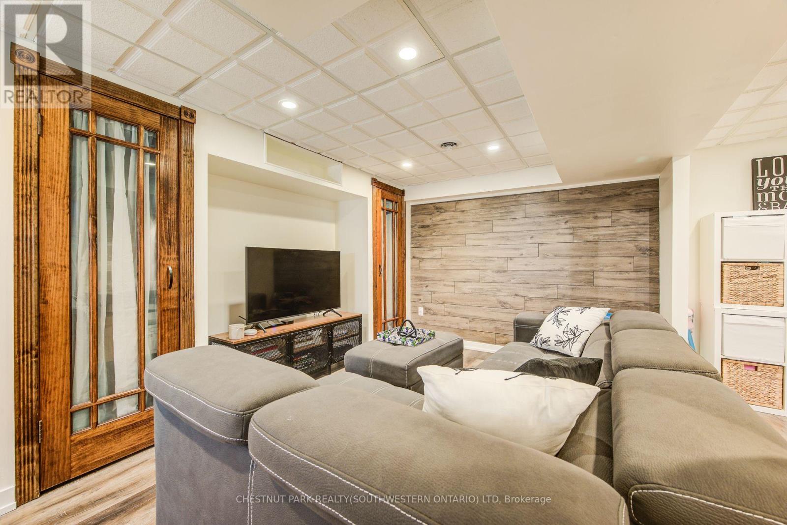 98 Rolling Meadows Drive, Kitchener, Ontario  N2N 1T6 - Photo 33 - X12463181