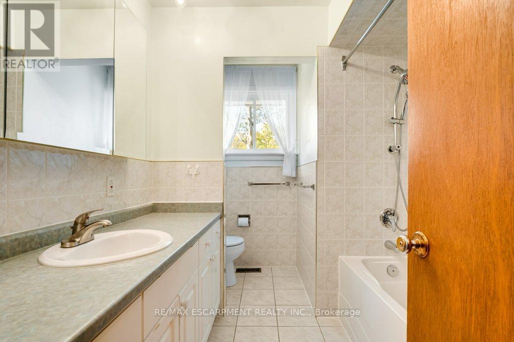 30 Leawood Drive, Grimsby, Ontario  L3M 4E2 - Photo 15 - X12463200