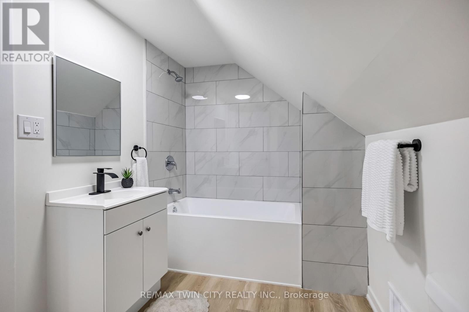 15 Hawarden Avenue, Brantford, Ontario  N3T 4H2 - Photo 30 - X12463221