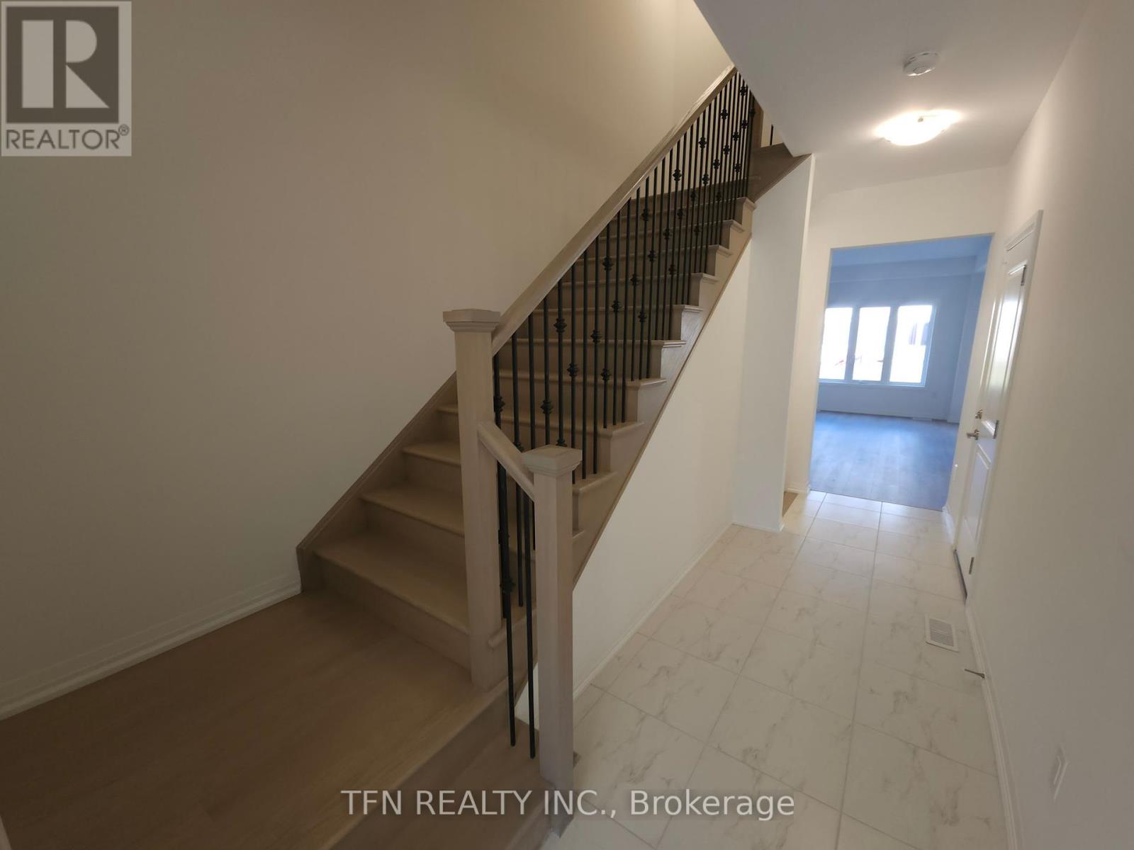 180 Bur Oak Drive, Thorold, Ontario  L2V 0L7 - Photo 5 - X12463264