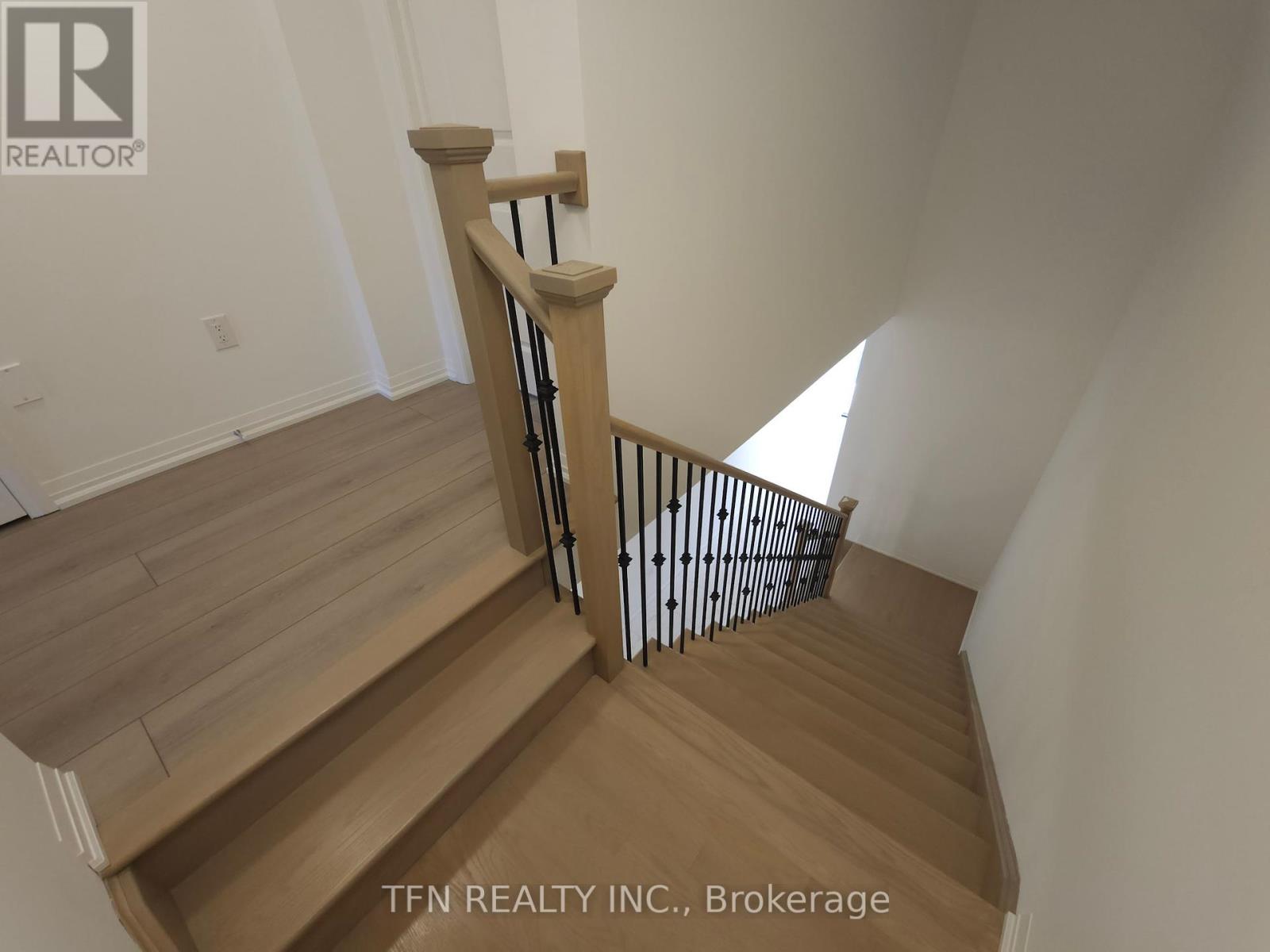 180 Bur Oak Drive, Thorold, Ontario  L2V 0L7 - Photo 9 - X12463264