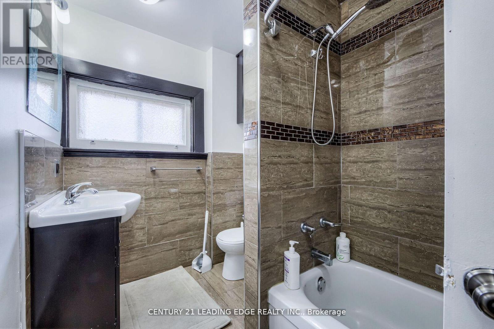 214 Aylmer Street, Peterborough, Ontario  K9J 3K4 - Photo 13 - X12463268