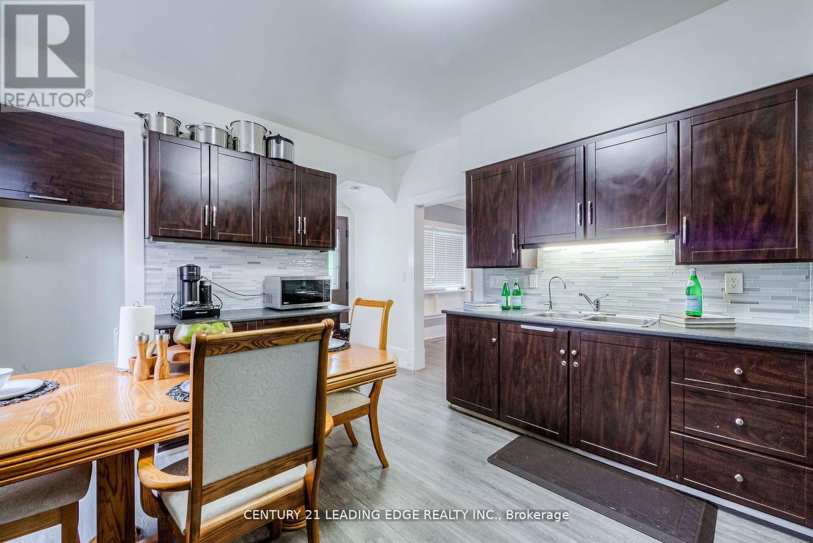 214 Aylmer Street, Peterborough, Ontario  K9J 3K4 - Photo 7 - X12463268