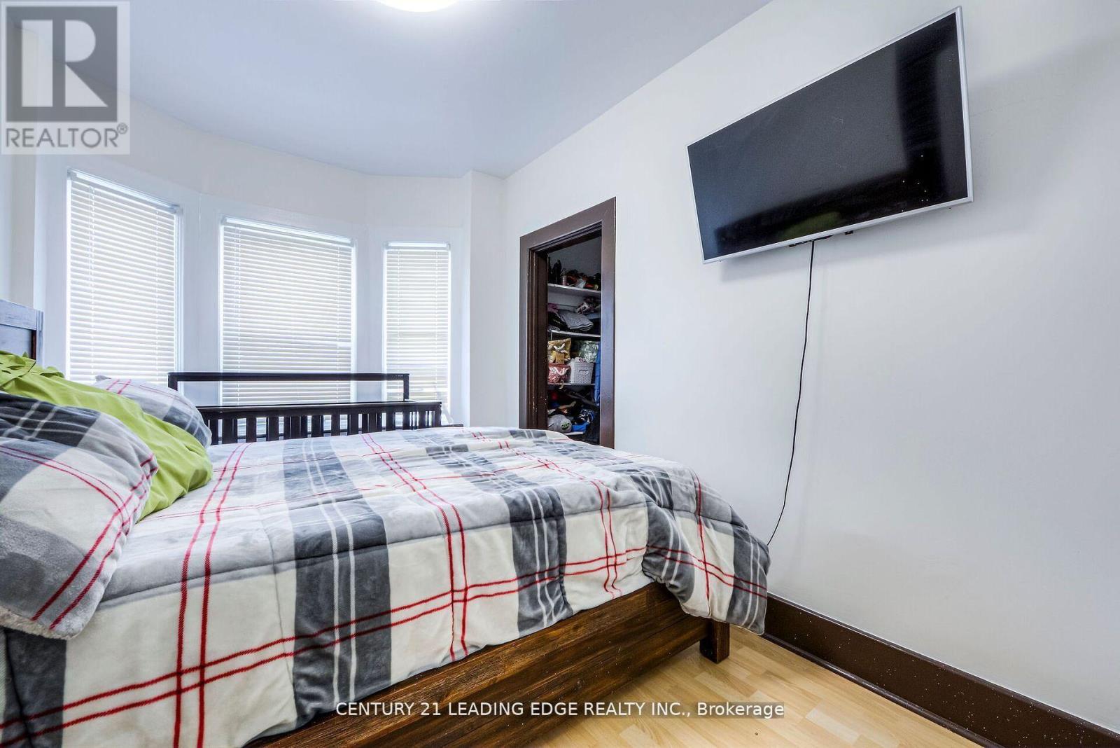 214 Aylmer Street, Peterborough, Ontario  K9J 3K4 - Photo 9 - X12463268