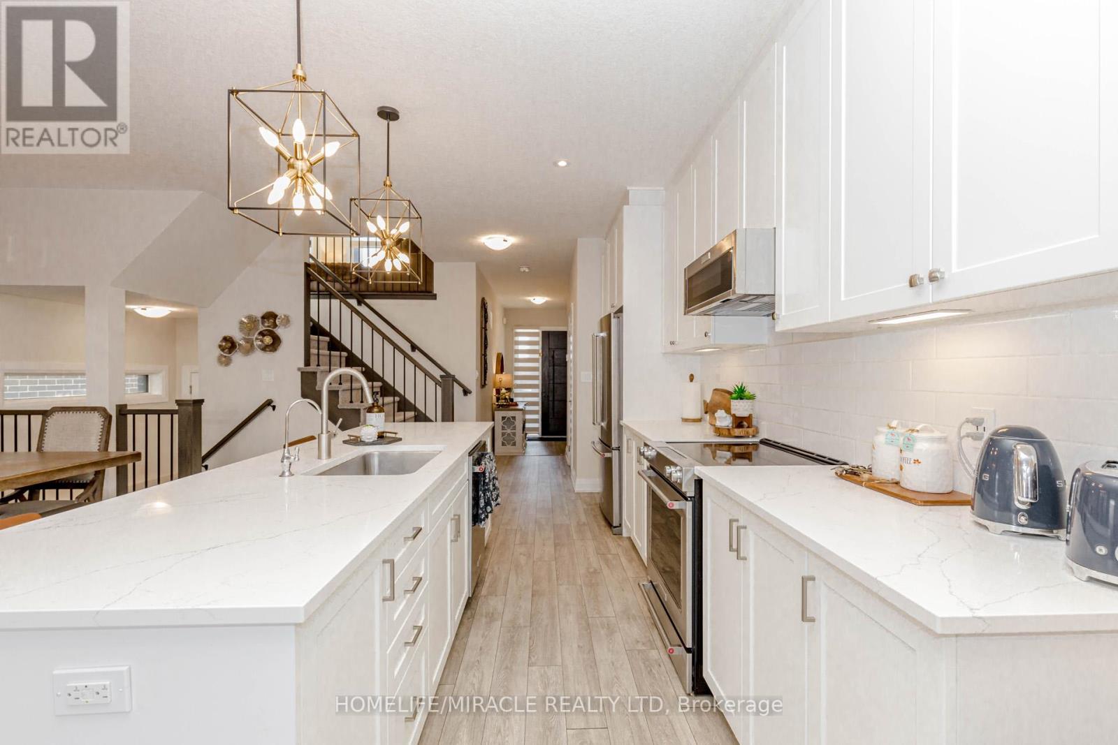 115 Monarch Woods Drive, Kitchener, Ontario  N2P 0K2 - Photo 11 - X12463316