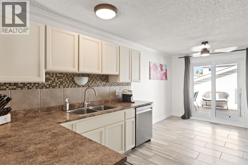 7 Erin Park Bay Se, Calgary, Alberta  T2A 2V4 - Photo 5 - A2258411