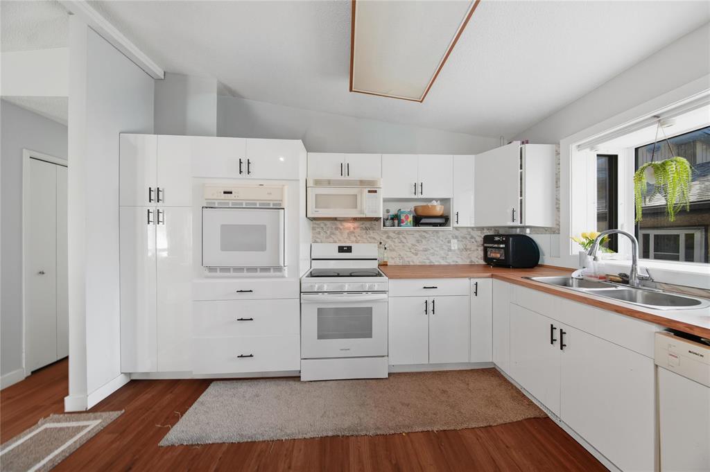 67 Birchlynn Bay, Winnipeg, Manitoba  R2R 2S9 - Photo 4 - 202526108