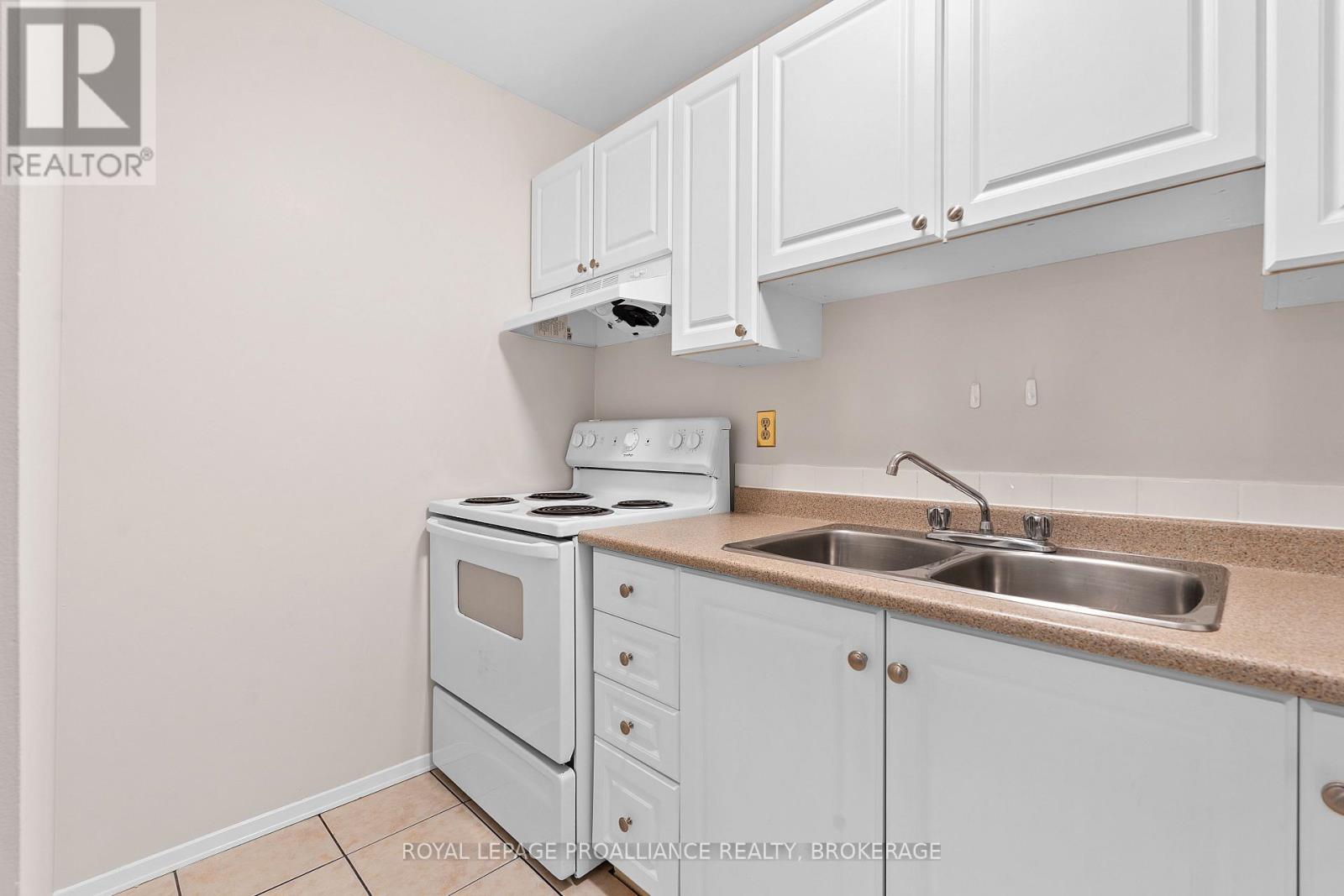 302 - 573 Armstrong Road, Kingston, Ontario  K7M 8J8 - Photo 13 - X12463431