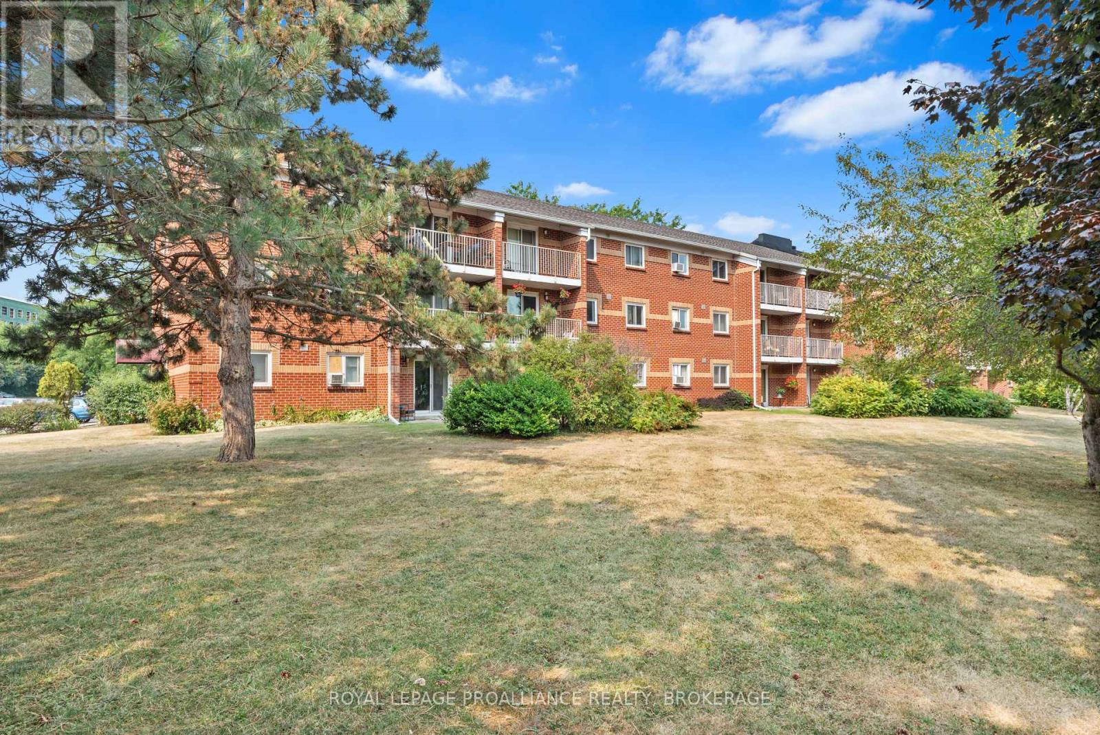 302 - 573 Armstrong Road, Kingston, Ontario  K7M 8J8 - Photo 2 - X12463431