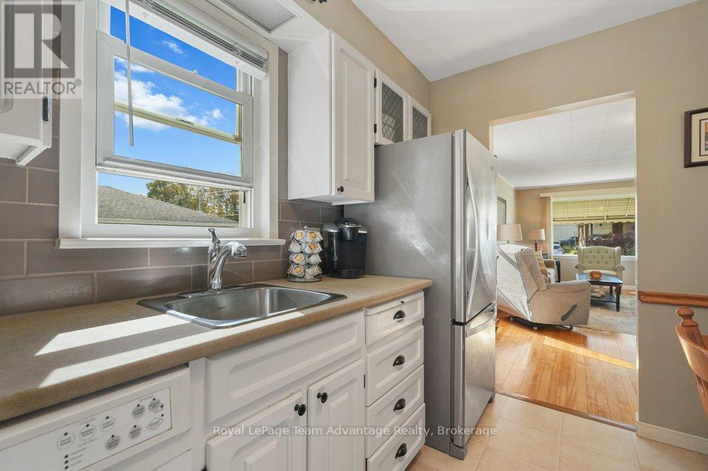 43 Hillcrest Avenue, Parry Sound, Ontario  P2A 1W9 - Photo 16 - X12463530