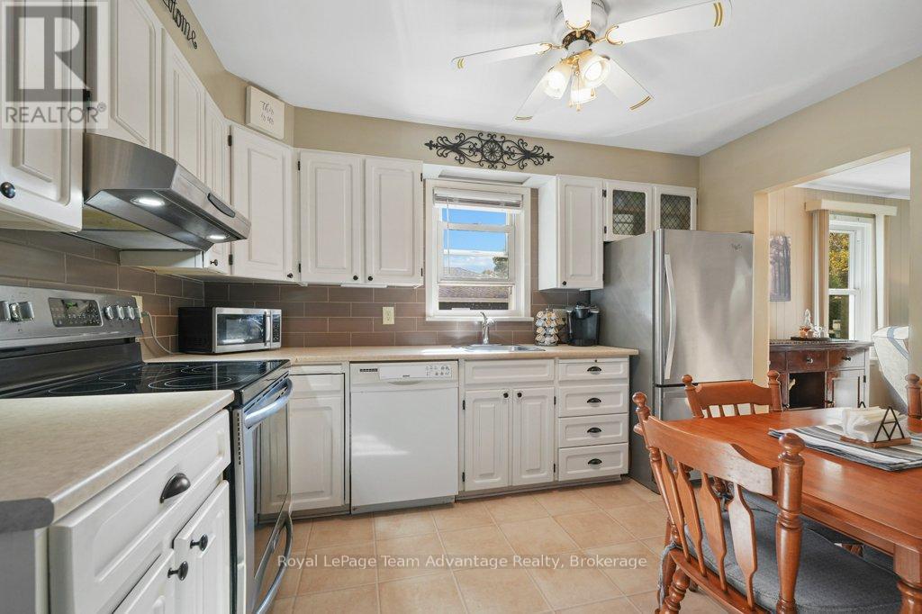 43 Hillcrest Avenue, Parry Sound, Ontario  P2A 1W9 - Photo 17 - X12463530