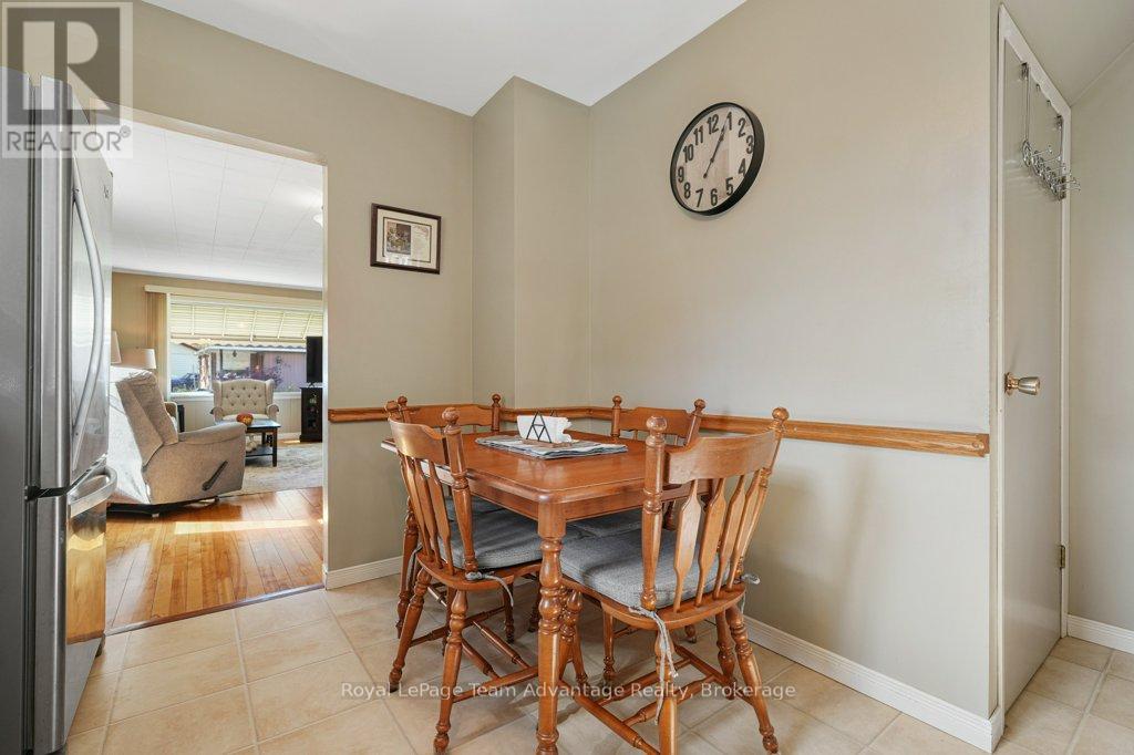43 Hillcrest Avenue, Parry Sound, Ontario  P2A 1W9 - Photo 18 - X12463530