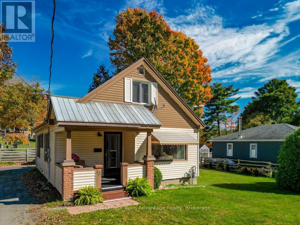 43 Hillcrest Avenue, Parry Sound, Ontario  P2A 1W9 - Photo 2 - X12463530