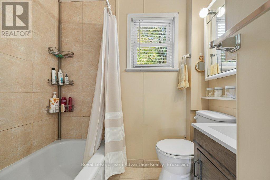 43 Hillcrest Avenue, Parry Sound, Ontario  P2A 1W9 - Photo 21 - X12463530