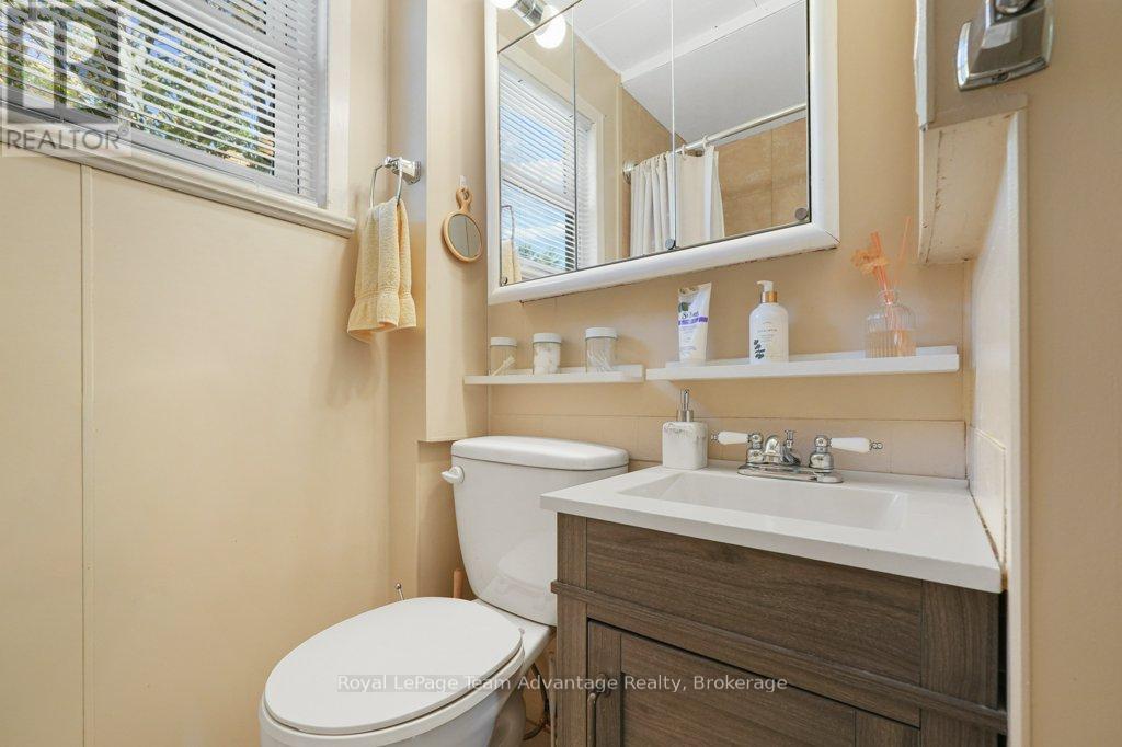 43 Hillcrest Avenue, Parry Sound, Ontario  P2A 1W9 - Photo 22 - X12463530
