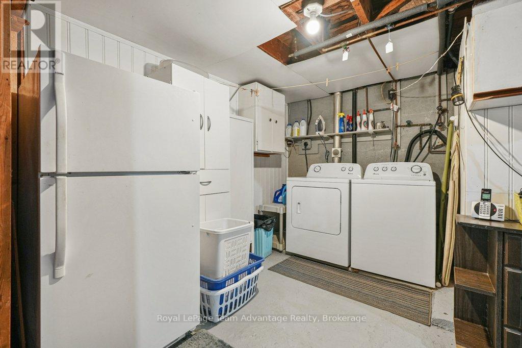 43 Hillcrest Avenue, Parry Sound, Ontario  P2A 1W9 - Photo 34 - X12463530