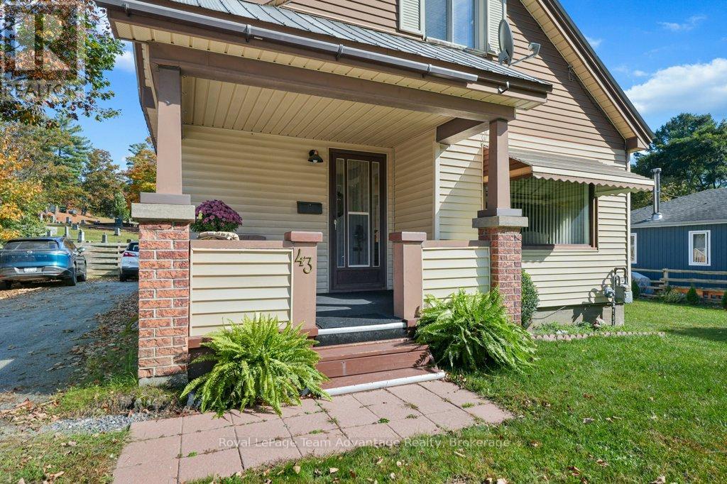 43 Hillcrest Avenue, Parry Sound, Ontario  P2A 1W9 - Photo 7 - X12463530