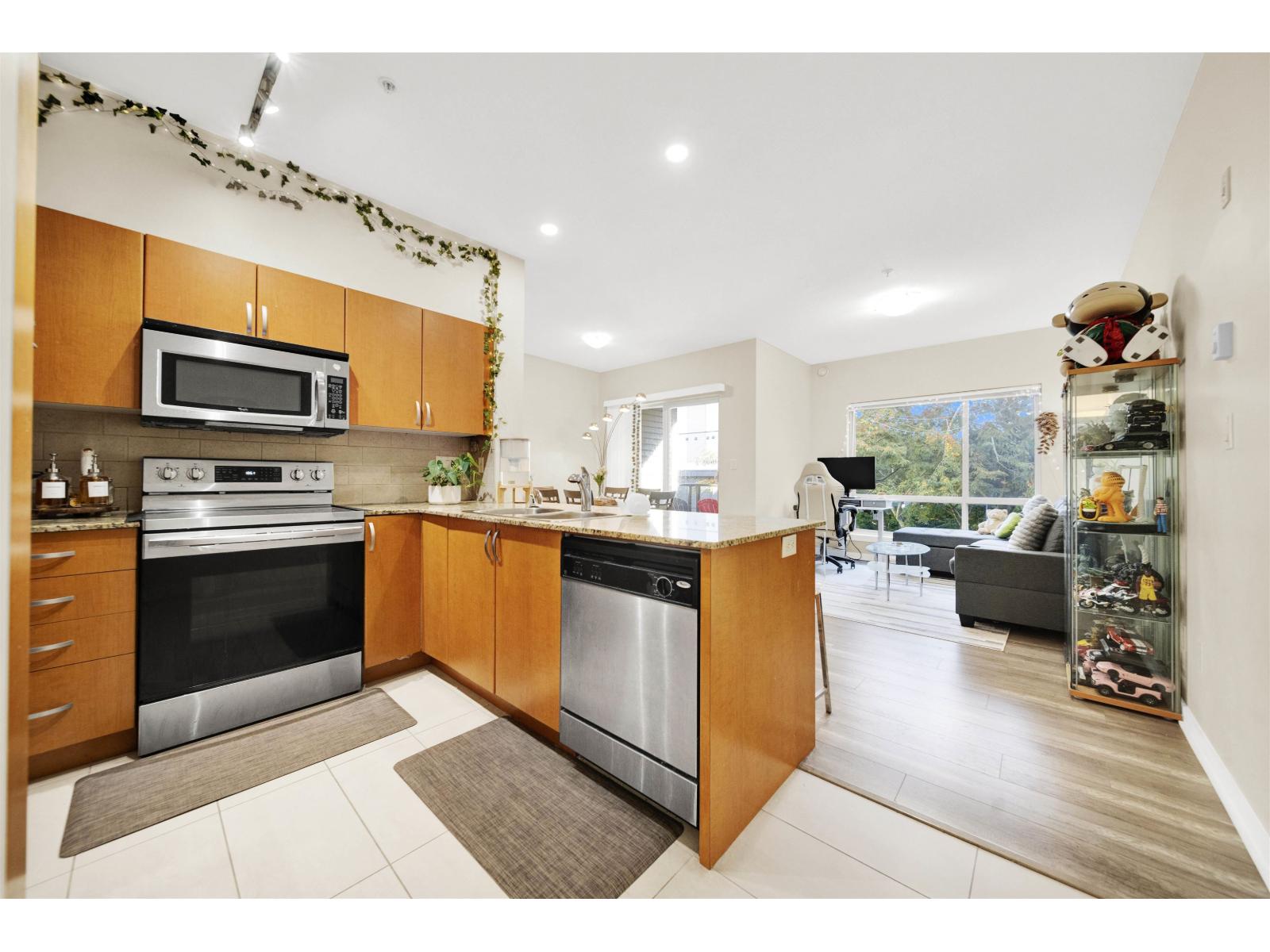 309 13789 107a Avenue, Surrey, British Columbia  V3T 0B8 - Photo 3 - R3058214
