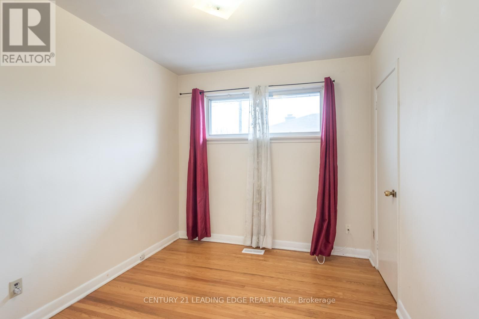Upper - 18 Packard Boulevard, Toronto, Ontario  M1P 4K1 - Photo 18 - E12462919