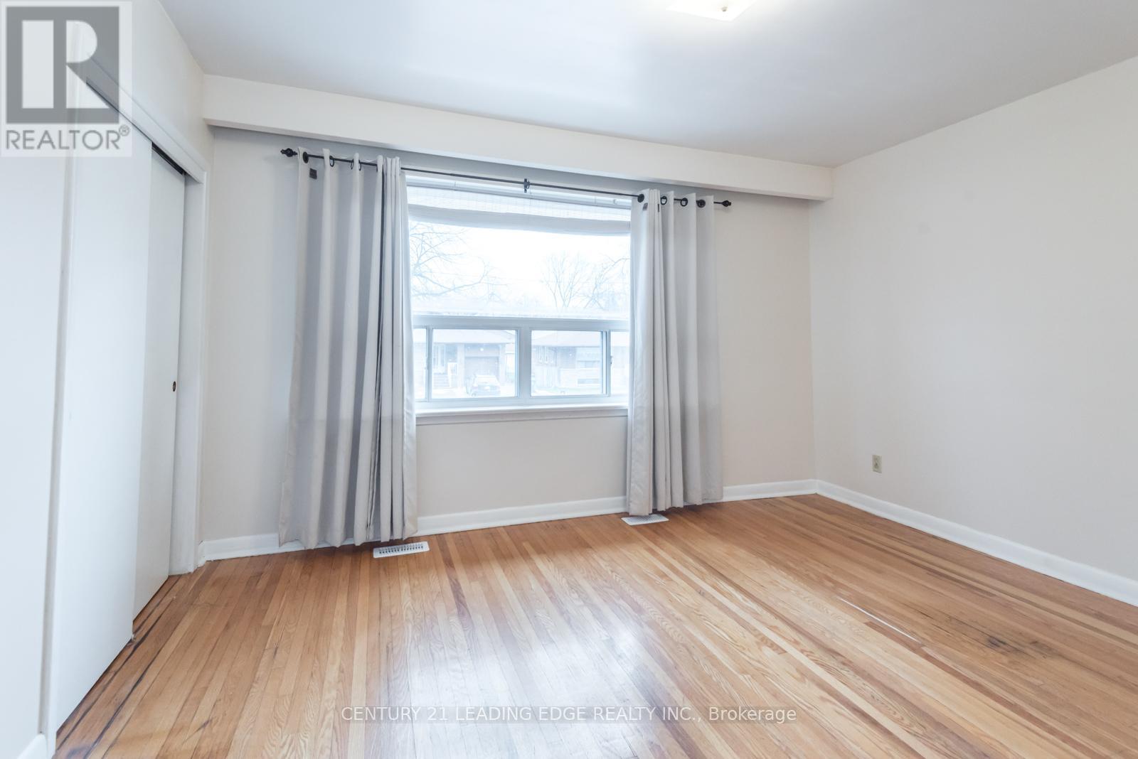 Upper - 18 Packard Boulevard, Toronto, Ontario  M1P 4K1 - Photo 15 - E12462919