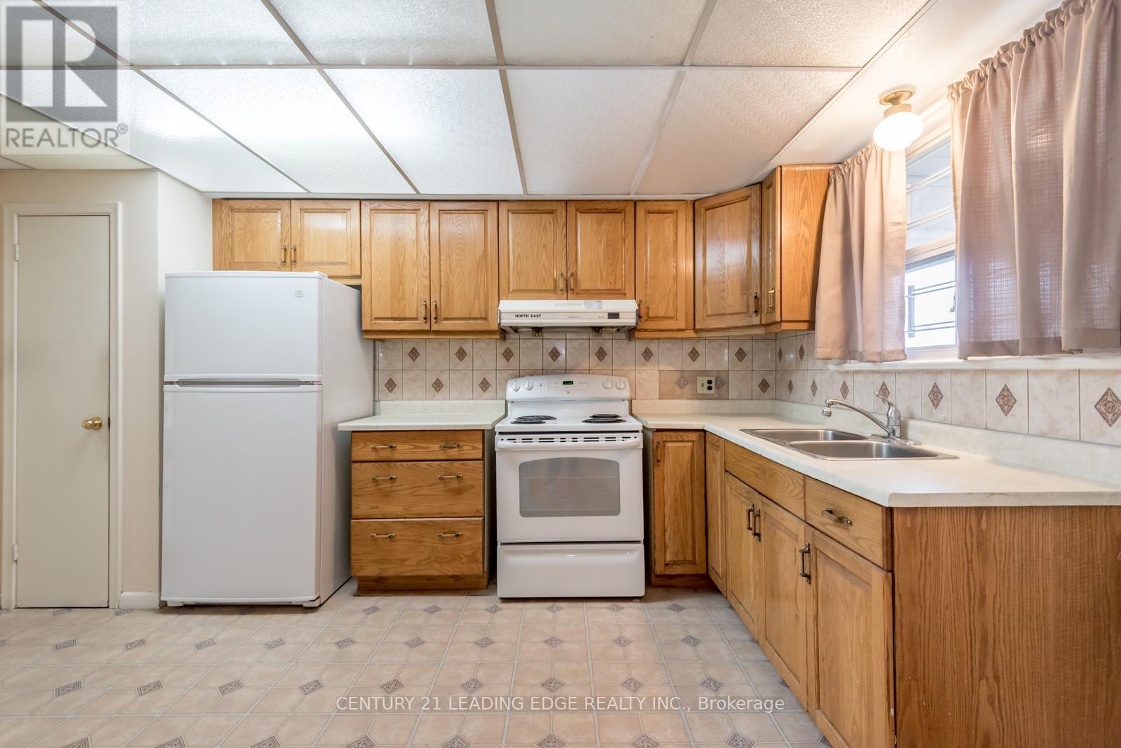 Upper - 18 Packard Boulevard, Toronto, Ontario  M1P 4K1 - Photo 11 - E12462919