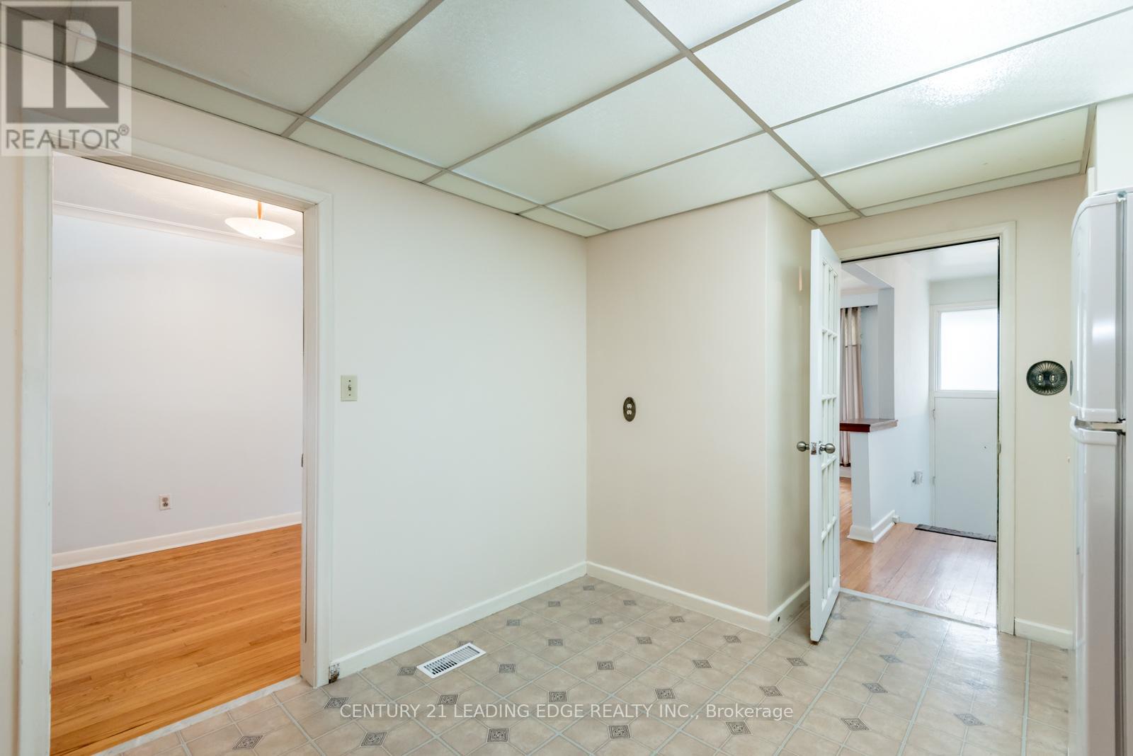 Upper - 18 Packard Boulevard, Toronto, Ontario  M1P 4K1 - Photo 14 - E12462919