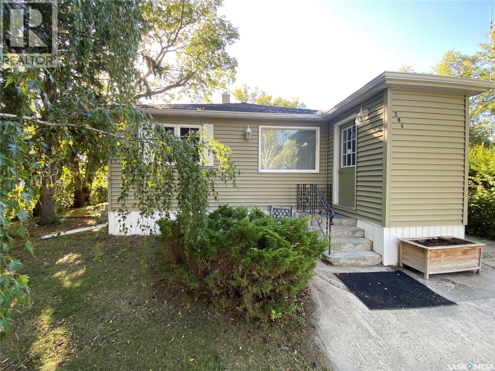 204 4th Street E, Carnduff, Saskatchewan  S0C 0S0 - Photo 1 - SK020886