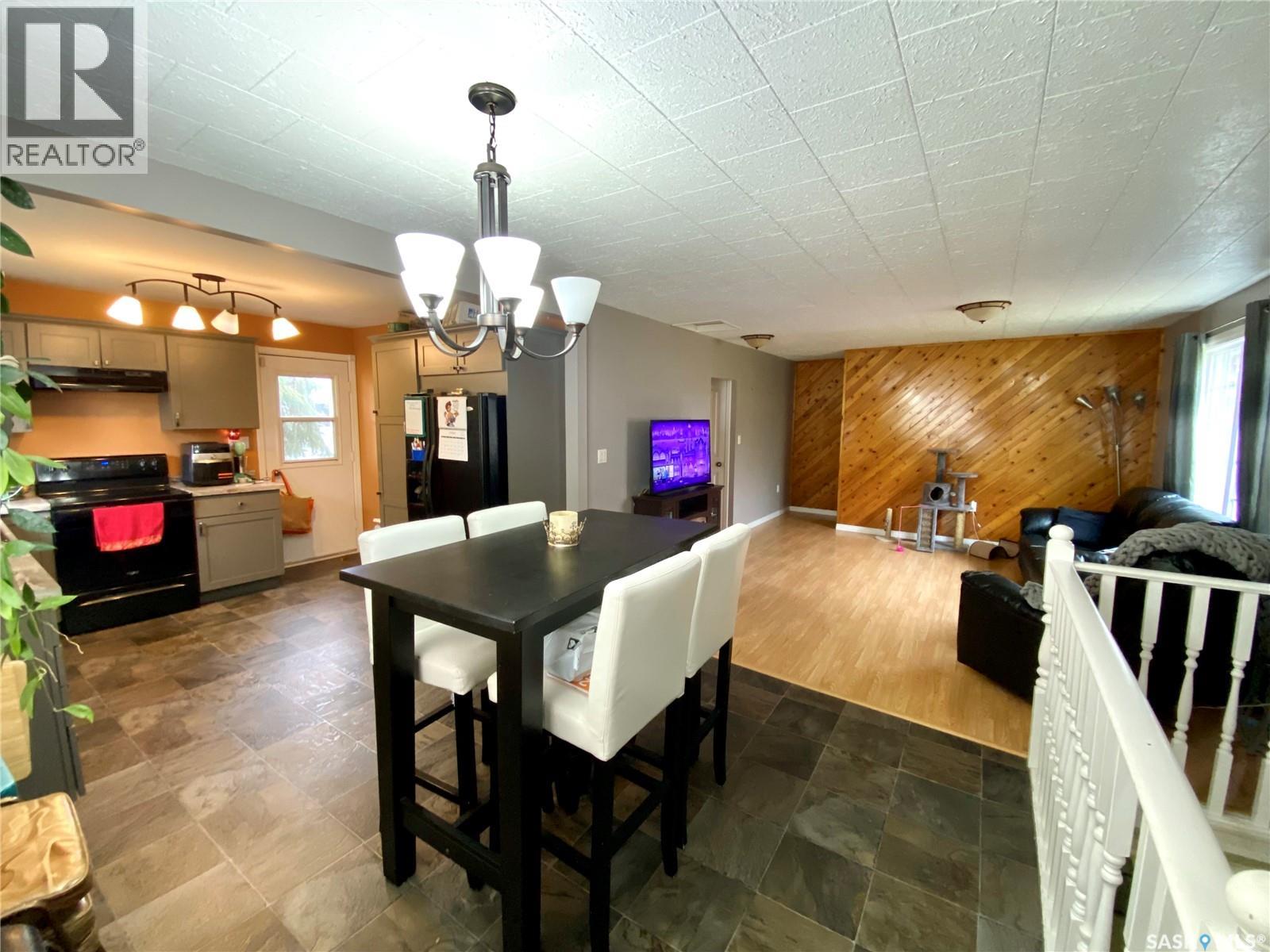 204 4th Street E, Carnduff, Saskatchewan  S0C 0S0 - Photo 2 - SK020886