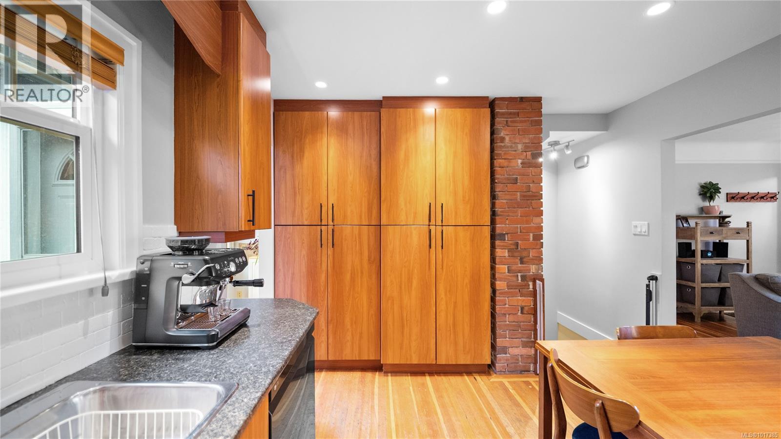 1102 Vista Hts, Victoria, British Columbia  V8T 2H4 - Photo 11 - 1017385