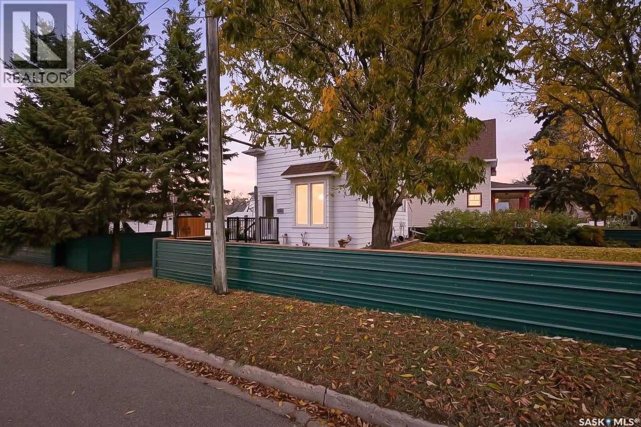 106 Coteau Street E, Moose Jaw, Saskatchewan  S6H 4T5 - Photo 1 - SK020694