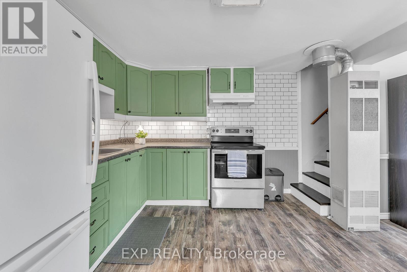 36 Stanley Street, Quinte West, Ontario  K8V 4V2 - Photo 7 - X12463616