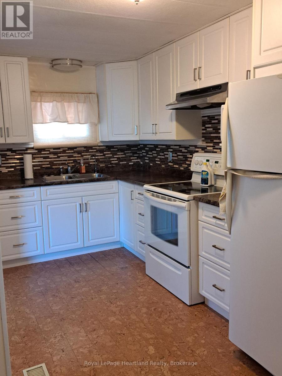 21 Velma Street, Strathroy-Caradoc, Ontario  N7G 1A1 - Photo 2 - X12463569