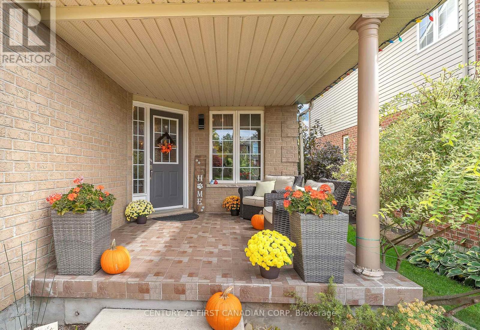 916 Cresthaven Crescent, London South, Ontario  N6K 4W1 - Photo 2 - X12463556