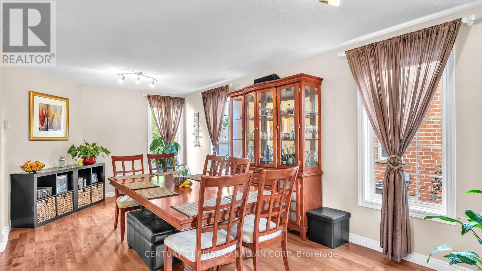 916 Cresthaven Crescent, London South, Ontario  N6K 4W1 - Photo 3 - X12463556