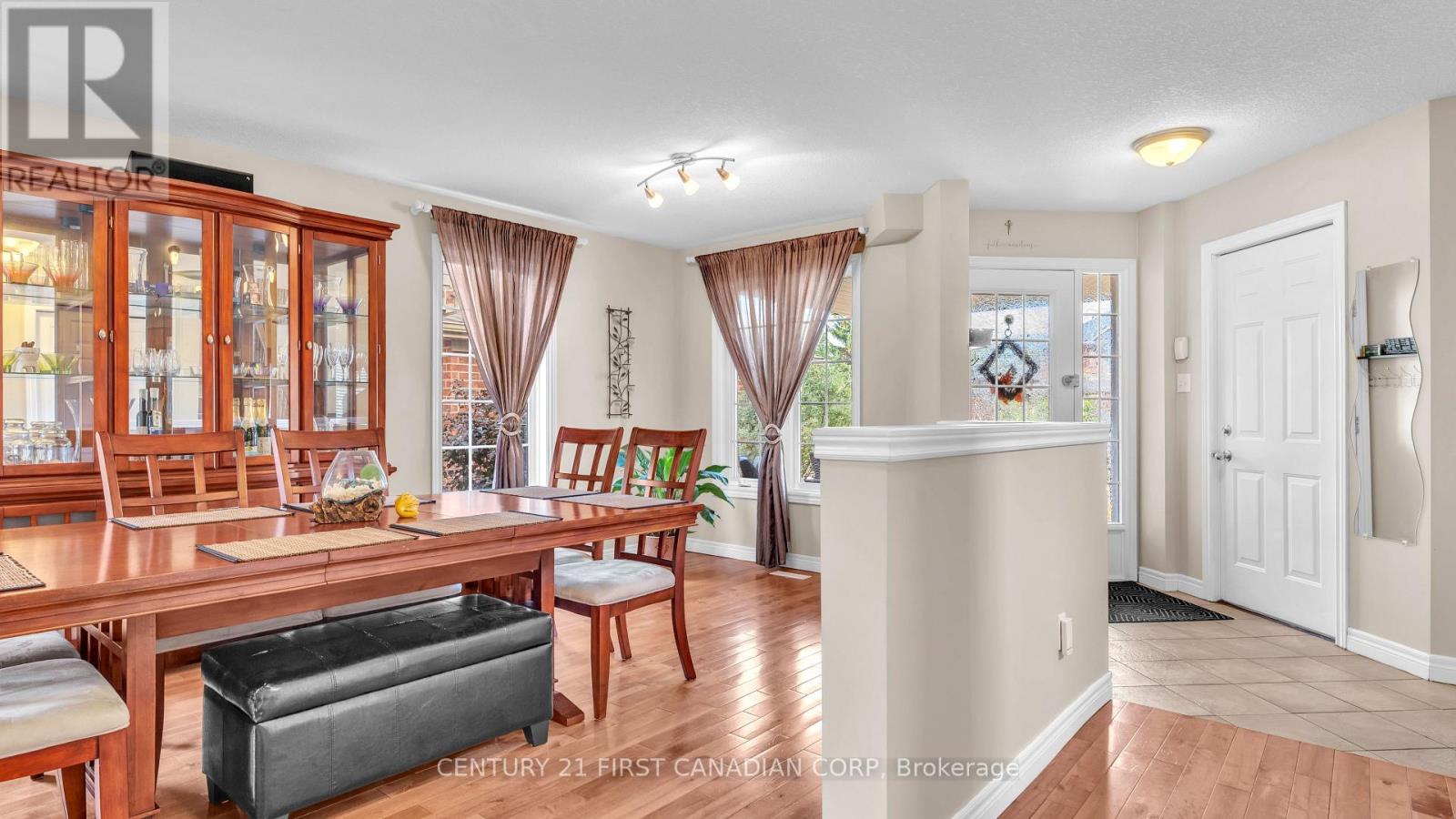 916 Cresthaven Crescent, London South, Ontario  N6K 4W1 - Photo 4 - X12463556