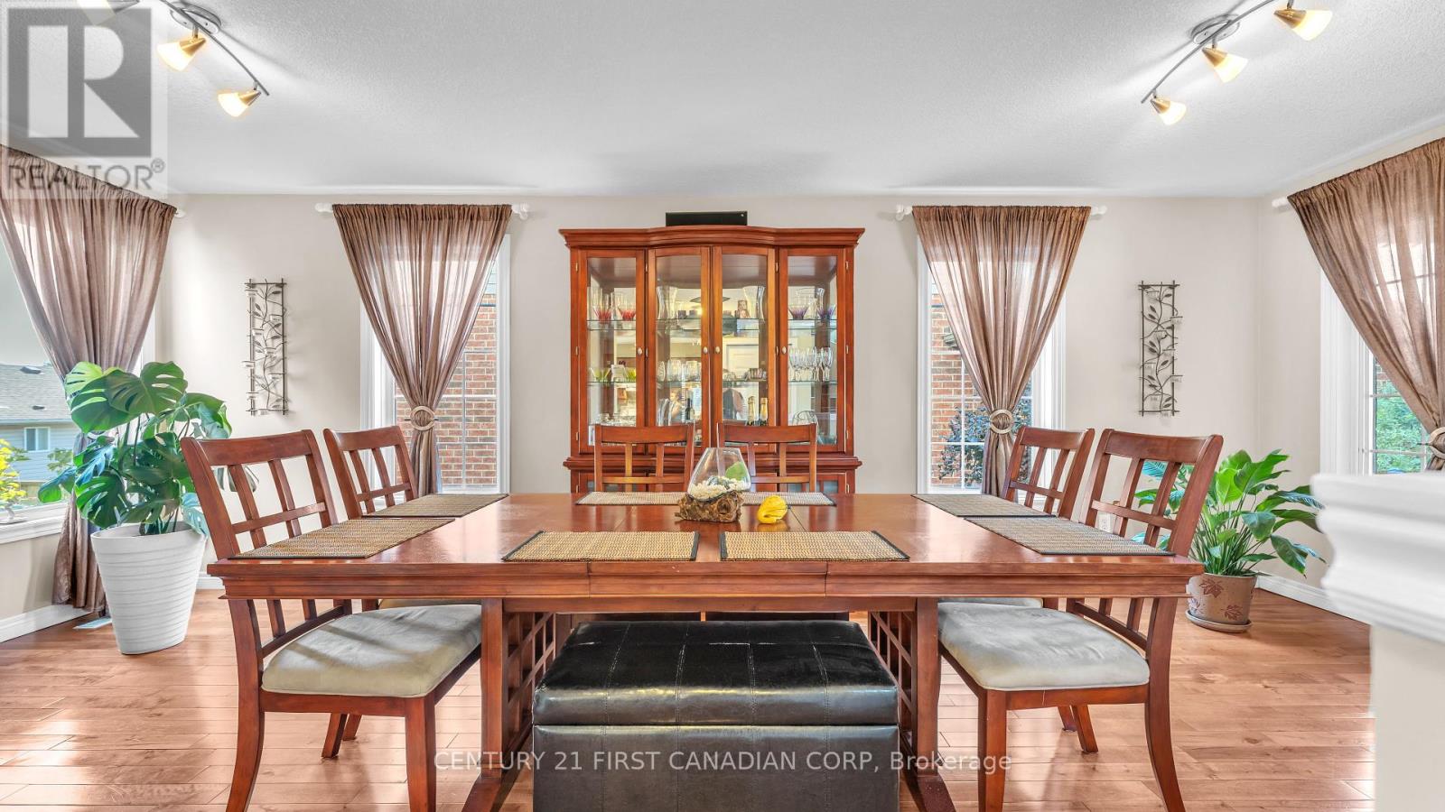 916 Cresthaven Crescent, London South, Ontario  N6K 4W1 - Photo 5 - X12463556