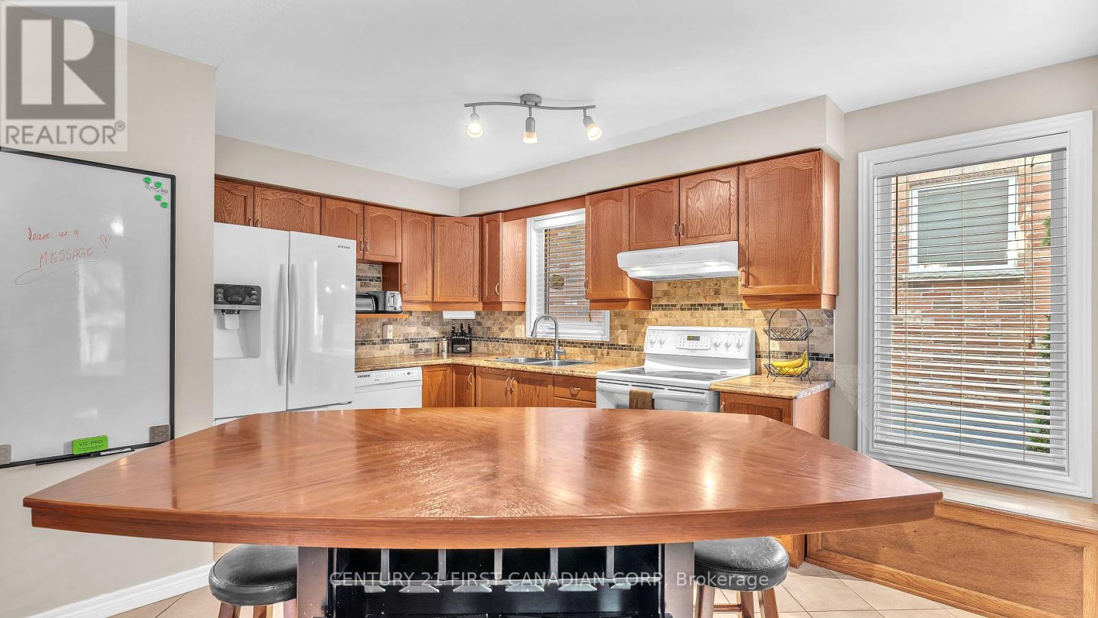 916 Cresthaven Crescent, London South, Ontario  N6K 4W1 - Photo 9 - X12463556
