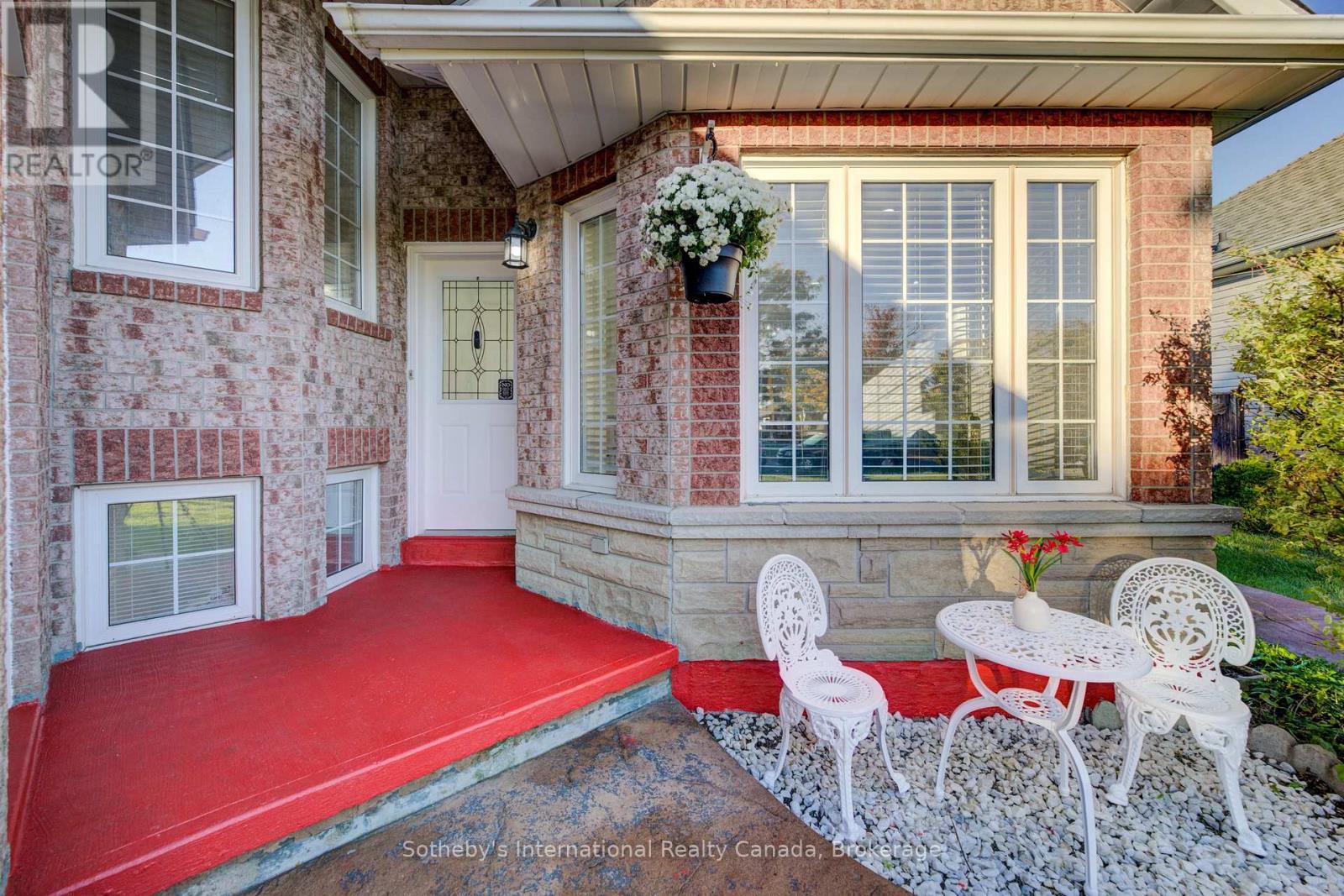 147 St. Lawrence Drive, Welland, Ontario  L3C 7H6 - Photo 3 - X12463586