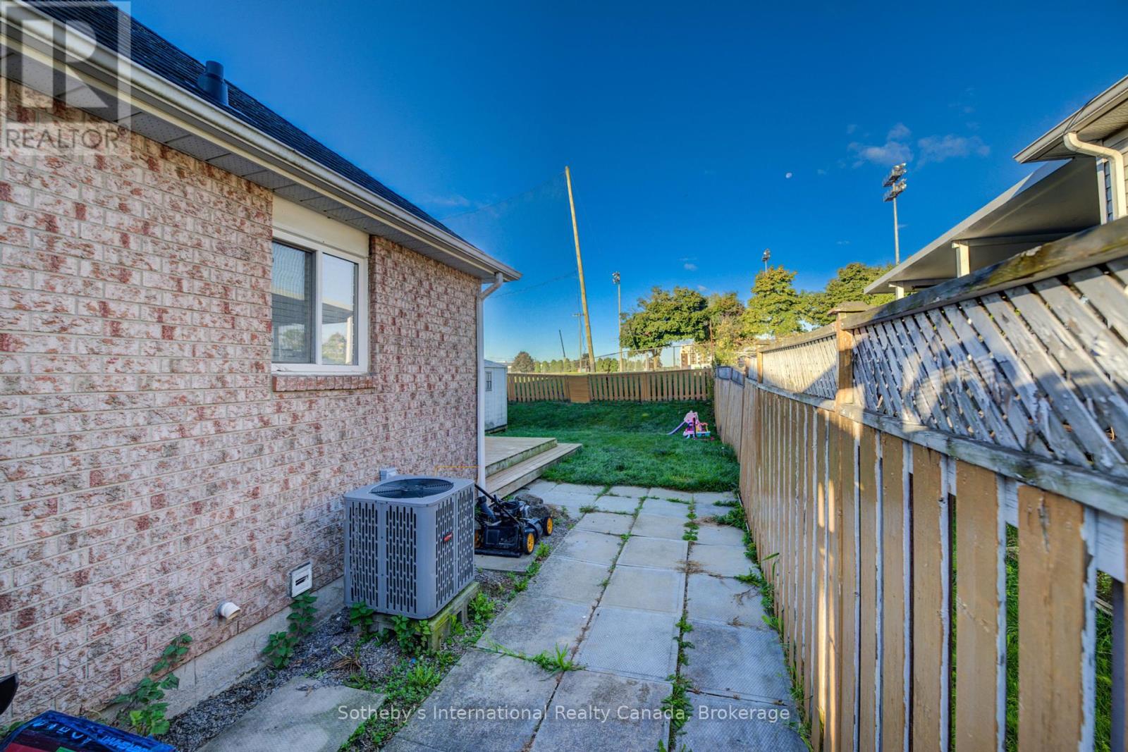 147 St. Lawrence Drive, Welland, Ontario  L3C 7H6 - Photo 30 - X12463586